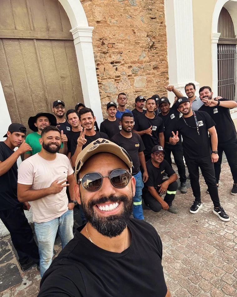 Equipe da R2 Entretenimentos reunida em um evento