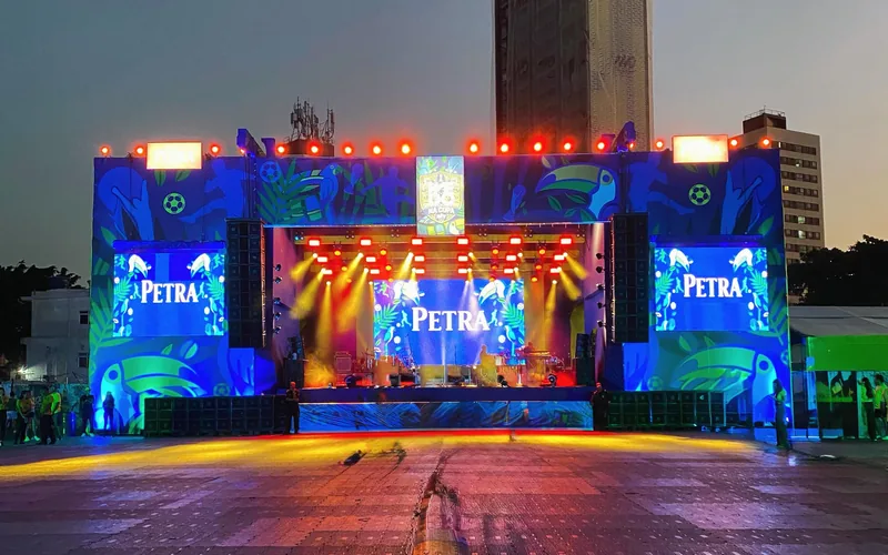 Painel de LED e estrutura de festival produzidos pela R2 Entretenimentos